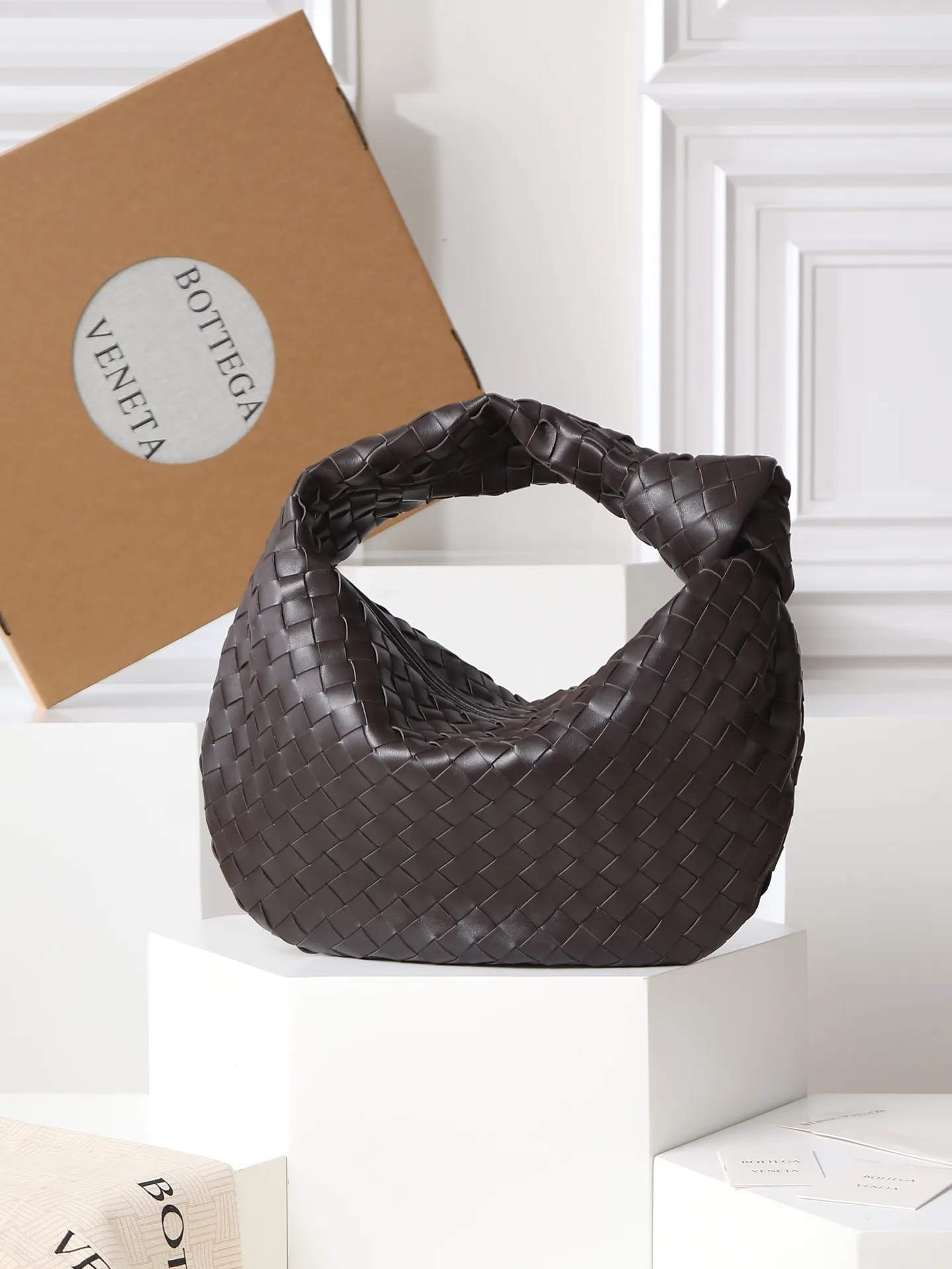 1100. 🌟𝐁𝐨𝐭𝐭𝐞𝐠𝐚 𝐕𝐞𝐧𝐞𝐭𝐚 ——— jodie (medium size) The medium size is very attractive in real life. It is firm and sturdy in the hand. The first impression is that it is particularly durable👍 You can see the well-designed knot on the handle. When carrying it on the shoulder, pay attention to the knot being placed directly under the hand. In this way, it can not only fix the position of the handbag, but also prevent the handbag from slipping due to long walks. It can easily accommodate a variety of cosmetics. In one word, it is "very easy to hold". Style number: 690225 Size: 36✖️21✖️13